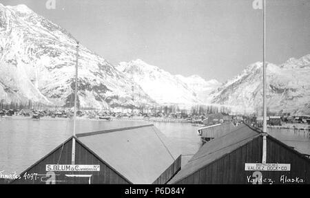 . Englisch: Waterfront über Hafen, mit Lagern in den Vordergrund, Valdez, Ca. 1912. Englisch: Legende auf Bild: Valdez, Alaska PH-Coll 247.548 Valdez liegt am Nordufer des Port Valdez, ein tiefes Wasser Fjord im Prince William Sound. Es liegt 305 km östlich der Straße von Anchorage, und 364 Straße Meilen südlich von Fairbanks. Es ist die südliche Endstation der Trans-Alaska Pipeline. Der Hafen von Valdez wurde 1790 von Don Salvador Fidalgo genannt für die gefeierte spanische Marineoffizier Antonio Valdés y Basan. Aufgrund seiner hervorragenden eisfreien Hafen, einer Stadt, die 1898 als entladehafen Punkt für m entwickelt. Stockfoto