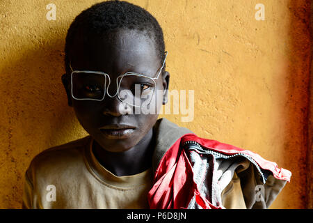 UGANDA, Karamoja, Kaabong, Dorf Lochom, Karamojong Stamm, Junge mit Kabel Spezifikationen/Junge mit Drahtbrille Stockfoto