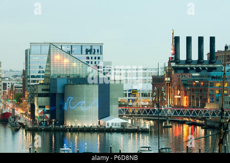 Baltimore, Maryland, Vereinigte Staaten - National Aquarium und das Kraftwerk am Inneren Hafen. Stockfoto