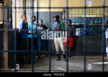 UGANDA, Kampala, Kampiringisa, national Rehabilitation Center, ein Jugendlicher - Gefangenenlager für Kinder und Jugendliche, schlafen Zimmer/Jugendhaftanstalt und Rehabilitationszentrum Kampiringisa, Schlafsaal Stockfoto