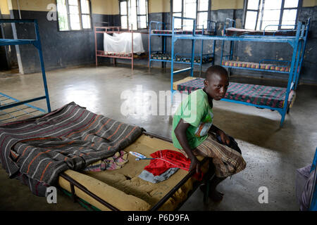 UGANDA, Kampala, Kampiringisa, national Rehabilitation Center, ein Jugendlicher - Gefangenenlager für Kinder und Jugendliche, schlafen Zimmer/Jugendhaftanstalt und Rehabilitationszentrum Kampiringisa, Schlafsaal Stockfoto