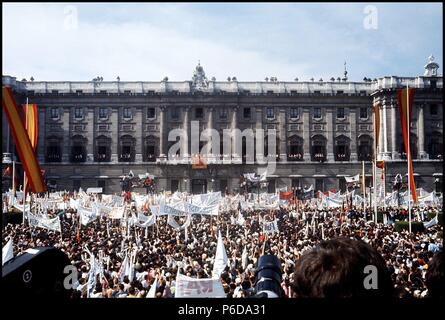 FRANCO Bahamonde, Francisco. MILITAR Y POLITISCH ESPA¿ OL. EL FERROL 1892-1975. JEFE DE ESTADO ESPA¿ OL 1937-1975. MANIFESTACION DE HAFTUNG EN LA PLAZA DE ORIENTE. MADRID 1971. Stockfoto