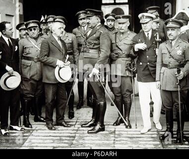 PRIMO DE RIVERA, Miguel. Politisch Y MILITAR ESPAÑOL. JEREZ DE LA FRONTERA, 1870 - 1930. SALIENDO DE PALACIO TRAS LA JURA COMO PRESIDENTE DEL DIRECTORIO MILITAR, CON LOS VOCALES. Stockfoto
