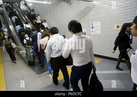 Japanische Pendler an Rush-hour Tokyo Japan Stockfoto