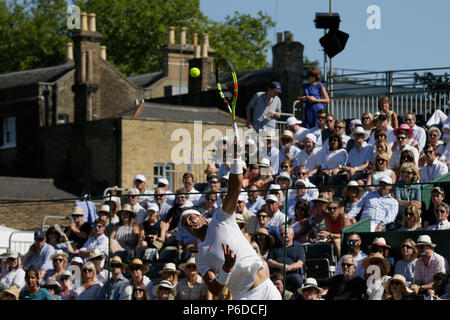 Rafael Nadal von Spanien dient der Lucas Pouille Frankreichs während Tag vier Der Aspall Klassiker an der Hurlingham Club, London. Stockfoto