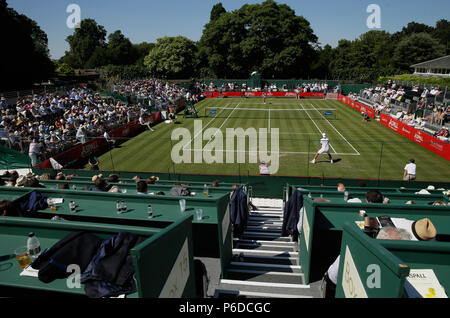 Rafael Nadal von Spanien dient der Lucas Pouille Frankreichs während Tag vier Der Aspall Klassiker an der Hurlingham Club, London. Stockfoto
