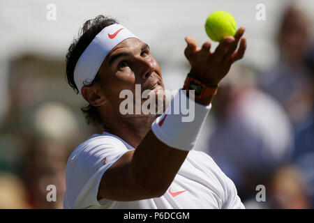 Rafael Nadal von Spanien dient der Lucas Pouille Frankreichs während Tag vier Der Aspall Klassiker an der Hurlingham Club, London. Stockfoto