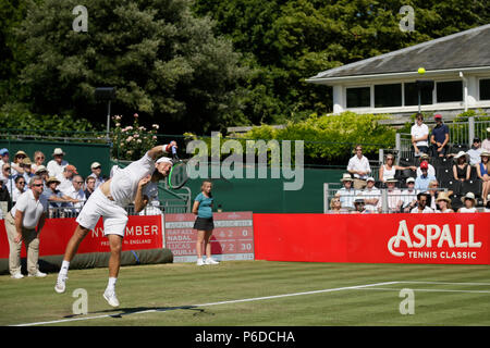 Lucas Pouille von Frankreich dient zu Rafael Nadal aus Spanien während Tag vier Der Aspall Klassiker an der Hurlingham Club, London. Stockfoto