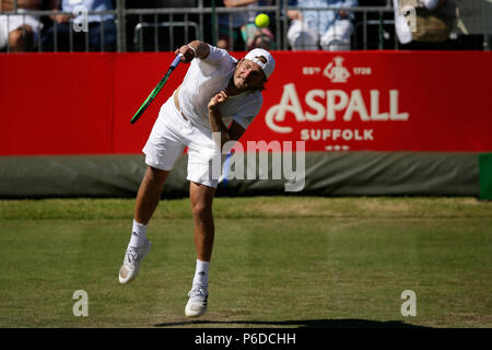 Lucas Pouille von Frankreich dient zu Rafael Nadal aus Spanien während Tag vier Der Aspall Klassiker an der Hurlingham Club, London. Stockfoto
