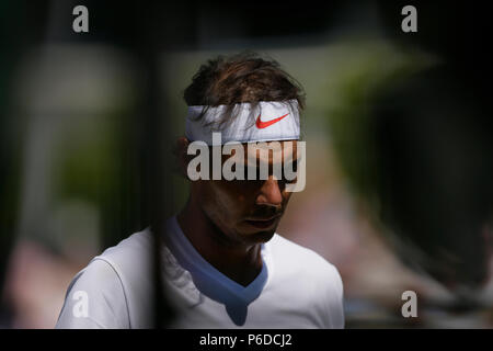 Rafael Nadal von Spanien geht zurück zu seinem Stuhl während seinem Match mit Lucas Pouille Frankreichs während Tag vier Der Aspall Klassiker an der Hurlingham Club, London. Stockfoto