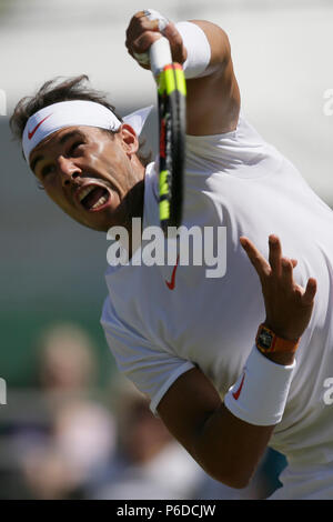 Rafael Nadal von Spanien dient der Lucas Pouille Frankreichs während Tag vier Der Aspall Klassiker an der Hurlingham Club, London. Stockfoto