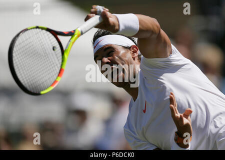 Rafael Nadal von Spanien dient der Lucas Pouille Frankreichs während Tag vier Der Aspall Klassiker an der Hurlingham Club, London. Stockfoto