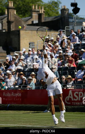 Rafael Nadal von Spanien dient der Lucas Pouille Frankreichs während Tag vier Der Aspall Klassiker an der Hurlingham Club, London. Stockfoto