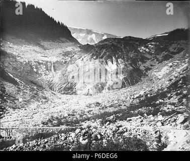 . Englisch: Fuß des Gletschers, Mount Rainier, 1909. Englisch: Beschriftung in Album: 1909 Jetzt im Mount Rainier National Park, der 1899 gegründet wurde. PH-Coll 35.337 Themen (LCTGM): Gletscher - Washington (State); Berge - Washington (State) Themen (LCSH): Rainier, Mount (Wash.). 1909 43 Fuß des Gletschers, Mount Rainier, 1909 (SARVANT 103) Stockfoto