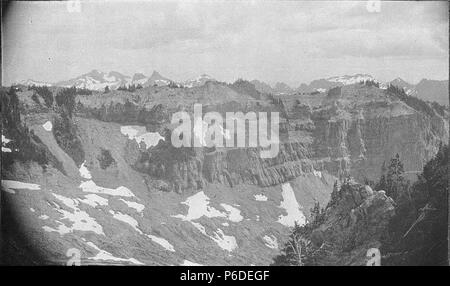 . Englisch: Fuß von Kautz Gletscher blick über Kautz Canyon, Juli 1897. Englisch: Legende im Album: Suchen S. E. über Kautz Canyon am 22. Juli. Südhang des Mt. Tacoma. In der Nähe des Fußes der Kautz Gletscher Juli 1897. Jetzt im Mount Rainier National Park, der 1899 gegründet wurde. PH-Coll 35.121 Themen (LCTGM): Gletscher - Washington (State); Klippen - Washington (State); Berge - Washington (State) Themen (LCSH): Kautz Glacier (Washington); Rainier, Mount (Wash.). 1897 43 Fuß von Kautz Gletscher blick über Kautz Canyon, Juli 1897 (4) SARVANT Stockfoto