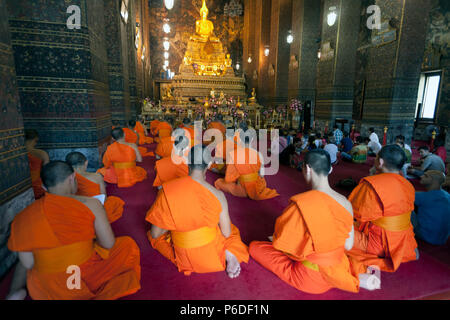 Theravada Mönche beten in einem buddhistischen Tempel Bangkok Thailand Stockfoto