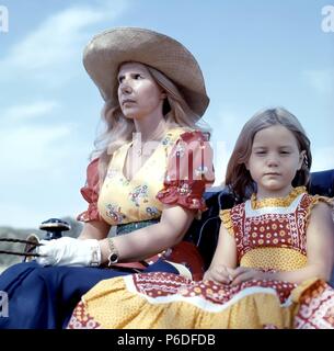 DUQUESA DE ALBA. Cayetana Fitz-James Stuart y Silva. JUNTO A SU HIJA EUGENIA MARTINEZ DE IRUJO. (1975-1976). Stockfoto