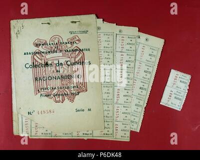 HISTORIA: España. CARTILLA DE RACIONAMIENTO VIGENTE EN ESPAÑA TRAS LA GUERRA CIVIL (1936-1939). Stockfoto