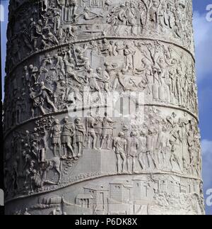 ITALIA. ROMA. Las MEJORES COLUMNA DE TRAJANO EN EL FORO ROMANO OBRA DE APOLODORO DE DAMASCO SIGLO II. Feier LAS CAMPAÑAS DEL EMPERADOR CONTRA LOS DACIOS (Rumänien). Stockfoto