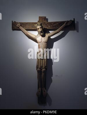 ARTE ROMANICO. ESPAÑA. CRISTO CRUCIFICADO. OBRA ANONIMA DE FINALES DEL SIGLO XII REALIZADA EN MADERA POLICROMADA. MUSEO CATEDRALICIO Y DIOCESANO. LEON. ESPAÑA. Stockfoto