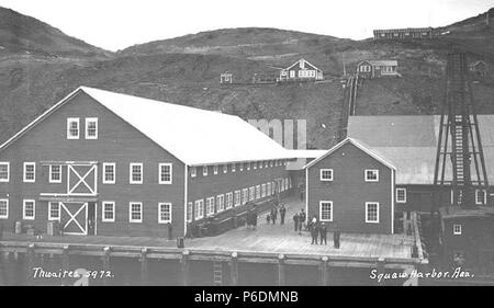 . Englisch: Pacific American Fischerei cannery Gebäude und Häuser in Squaw Hafen, Ca. 1912. Englisch: Legende auf Bild: Squaw Hafen, Aaa. PH-Coll 247.945 Probanden (LCTGM): Pacific American Fischerei, Inc. - Leute - Alaska - Squaw Hafen; Pacific American Fischerei, Inc. - - - - Alaska - Squaw Hafen; Männer - Alaska - Squaw Hafen; Frauen - Alaska - Squaw Hafen; Piers und Kaianlagen - Alaska - Squaw Hafen; Arbeitsmarkt Gehäuse - - Alaska - Squaw Hafen; Wohnungen - Alaska - Squaw Hafen Themen (LCSH): Lachs Konservenfabriken - Alaska - Squaw Hafen; Lachs Konservenindustrie - Alaska - Squaw Hafen. ca. 1912 66 Pacific Stockfoto