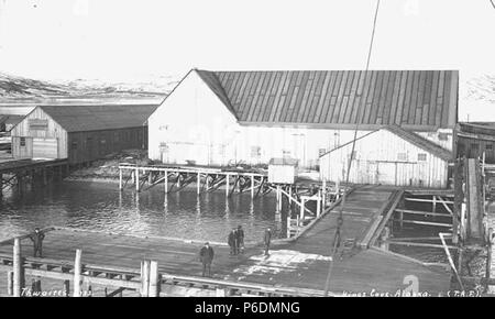 . Englisch: Pacific American Fischerei Konservenfabrik in King Cove, Ca. 1910. Englisch: Legende auf Bild: Kings Cove, Alaska (P. F.) PH-Coll 247.363 pazifischen Amerikanischen Fischerei, Inc., einem der größten Lachs Konservenindustrie der Welt am Puget Sound und in Alaska zwischen 1899 und 1965 Betrieben mit Sitz in Bellingham, Washington. Als einer der größten Prozessoren der Welt vom Pazifischen Lachs, PAF behauptete einen globalen Markt und hatte das Unternehmen auf regionaler, nationaler und sogar internationaler Bedeutung. PAF trug viele bedeutende Innovationen, die Entwicklung der Industrie, einschließlich der schwebenden c Stockfoto