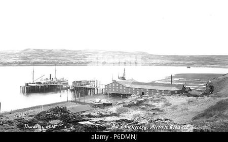 . Englisch: Pacific American Fischerei cannery, Alitak (jetzt Akhiok), Ca. 1912. Englisch: Legende auf Bild: P.A.F. Cannery, Alitak, Alaska PH-Coll 247.969 Akhiok liegt am südlichen Ende von Kodiak Island am Alitak Bay. Das ursprüngliche Dorf Kashukugniut wurde durch Russen im frühen 19. Jahrhundert belegt. Die Gemeinschaft war ein Sea Otter Jagd Siedlung, an Humpy Cove entfernt. Der Name Akhiok im 1880 Volkszählung berichtet wurde. 1881, Bewohner verlegt an den heutigen Standort in Alitak Bay. War ein Post im Jahre 1933 gegründet und bis 1945 offen geblieben. Heute, akhiok ist ein Sugpiaq Eskimo Stockfoto