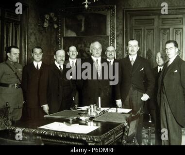 PRIMO DE RIVERA, Miguel. Politisch Y MILITAR ESPAÑOL. JEREZ DE LA FRONTERA, 1870 - 1930. CON EL EMBAJADOR ALEMAN CONDE DE FIRMAR WELCZECK PARA EL ACUERDO DE NAVEGACION AEREA CON ALEMANIA. REPRODUCCION FOTO. Stockfoto