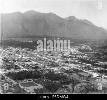 Español: Vista panorámica de la Antigua Guatemala desde el Cerro de Santo Domingo. Fotografía de Juan José de Jesús Yas. Colección de CIRMA. 1915 66 Panoramicaantigua 1915 Yas Stockfoto