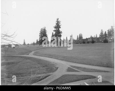 . Englisch: Exerzierplatz und Gebäude in Fort Vancouver, November 1900. Englisch: Auf der Rückseite des Bildes: Blick auf den exerzierplatz von Hauptquartier Text von Kiehl anmelden: Vancouver Kasernen. Linke Hälfte. November 1900. Album 3.029 Probanden (LCTGM): United States. Armee - Gebäude - Washington (State) - Vancouver Themen (LCSH): Vancouver Kasernen (Washington); militärische Basen - Washington (State) - Vancouver Konzepte: Krieg und Militär. 1900 66 Exerzierplatz und Gebäude in Fort Vancouver, November 1900 (KIEHL 199) Stockfoto