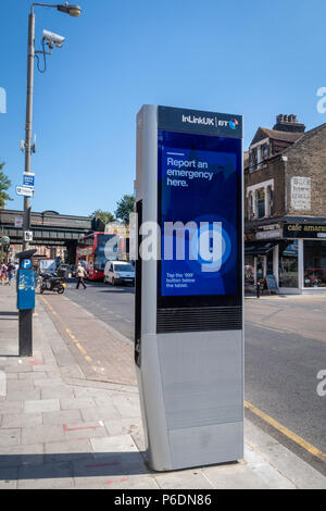 Earlsfield, London, UK. 29. Juni 2018. Eine neue InLinkUK Kiosk in Earlsfield, London - eine der 1.000 Münztelefon Ersetzungen in ganz Großbritannien. Diese InLink Stationen bieten ein sehr schnelles WLAN, gerät Lade- und Telefondienste. Credit: Milton Cogheil/Alamy leben Nachrichten Stockfoto