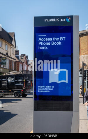 Earlsfield, London, UK. 29. Juni 2018. Eine neue InLinkUK Kiosk in Earlsfield, London - eine der 1.000 Münztelefon Ersetzungen in ganz Großbritannien. Diese InLink Stationen bieten ein sehr schnelles WLAN, gerät Lade- und Telefondienste. Credit: Milton Cogheil/Alamy leben Nachrichten Stockfoto