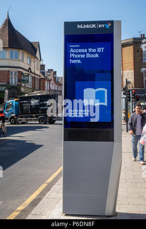 Earlsfield, London, UK. 29. Juni 2018. Eine neue InLinkUK Kiosk in Earlsfield, London - eine der 1.000 Münztelefon Ersetzungen in ganz Großbritannien. Diese InLink Stationen bieten ein sehr schnelles WLAN, gerät Lade- und Telefondienste. Credit: Milton Cogheil/Alamy leben Nachrichten Stockfoto