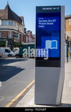 Earlsfield, London, UK. 29. Juni 2018. Eine neue InLinkUK Kiosk in Earlsfield, London - eine der 1.000 Münztelefon Ersetzungen in ganz Großbritannien. Diese InLink Stationen bieten ein sehr schnelles WLAN, gerät Lade- und Telefondienste. Credit: Milton Cogheil/Alamy leben Nachrichten Stockfoto