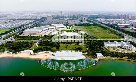 Jinan. 24. Juni, 2018. Luftbild von am Juni 24, 2018 zeigt die Landschaft des Kenli Bezirk in Dongying, im Osten der chinesischen Provinz Shandong. Der gelbe Fluss, der zweitlängste Fluss in China, verursacht auf dem Qinghai-Tibet Plateau und mündet in der bohai Meer aus Dongying Stadt. Die Stadt ist bemüht, ökologische Zivilisation zu fördern und den Bau von "Feuchtgebiet Stadt" beschleunigen. Credit: Wang Jianhua/Xinhua/Alamy leben Nachrichten Stockfoto