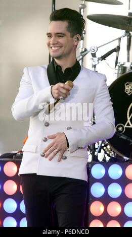 New York, USA. 29 Juni, 2018. NEW YORK, NY, 29. Juni 2018: Brendon Urie am Rockefeller Plaza in New York. Juni 29, 2018 Credit: RW/MediaPunch Credit: MediaPunch Inc/Alamy leben Nachrichten Stockfoto