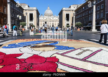 Rom, Italien. Juni 2018. Anlässlich des Festes der Heiligen Petrus und Paulus, der beiden Schutzheiligen Roms, kehrt die historische Infiorata zurück, ein spektakulärer Blumenteppich, der die Via della Conciliazione hinunter zum Tiber führt. Rom, Italien, Europa, Europäische Union, EU. Kredit: Glenstar/Alamy Live Nachrichten Stockfoto