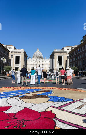 Rom, Italien. Juni 2018. Anlässlich des Festes der Heiligen Petrus und Paulus, der beiden Schutzheiligen Roms, kehrt die historische Infiorata zurück, ein spektakulärer Blumenteppich, der die Via della Conciliazione hinunter zum Tiber führt. Rom, Italien, Europa, Europäische Union, EU. Kredit: Glenstar/Alamy Live Nachrichten Stockfoto