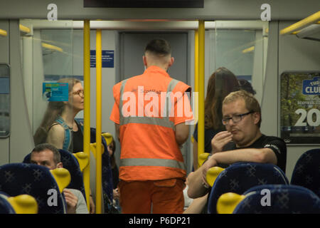 Glasgow, Schottland, Großbritannien. 29 Juni, 2018. Ein ScotRail Zug von Helensburgh Zentral in Edinburgh Waverley ist zusammengebrochen, nachdem er Bremsversagen und Probleme mit der Elektronik. Der Vorfall geschah in einem Tunnel, zwischen Glasgow Charing Cross und der Queen Street, um Viertel nach drei am Freitag. Ingenieure kam schnell eine Lösung zu organisieren. Ein Zug mit der kaputten Zug gekoppelt und schob ihn zur Queen Street langsamer als üblich. Alle Passagiere wurden über den hinteren Türen kurz nach 17:00 Uhr detrained. Iain McGuinness/Alamy leben Nachrichten Stockfoto