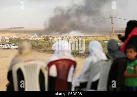 Gaza, Gazastreifen, palästinensischen Gebiet. 29 Juni, 2018. Palästinensische Frauen beobachten Auseinandersetzungen zwischen palästinensischen Demonstranten und israelischen Truppen in Zelten protestieren, wo Palästinensische fordern das Recht, in ihre Heimat an der Grenze Israel-Gaza zurückzukehren, im Osten von Gaza Stadt am Juni 29, 2018 Credit: dawoud Abo Alkas/APA-Images/ZUMA Draht/Alamy leben Nachrichten Stockfoto