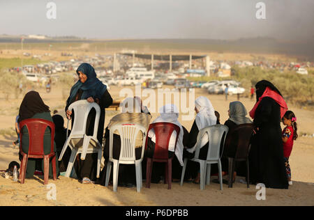 Gaza, Gazastreifen, palästinensischen Gebiet. 29 Juni, 2018. Palästinensische Frauen beobachten Auseinandersetzungen zwischen palästinensischen Demonstranten und israelischen Truppen in Zelten protestieren, wo Palästinensische fordern das Recht, in ihre Heimat an der Grenze Israel-Gaza zurückzukehren, im Osten von Gaza Stadt am Juni 29, 2018 Credit: dawoud Abo Alkas/APA-Images/ZUMA Draht/Alamy leben Nachrichten Stockfoto