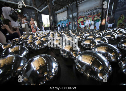 (180629) - NEW YORK, 29. Juni 2018 (Xinhua) - die Menschen besuchen einen Media Vorschau der japanischen Künstlerin Yayoi Kusama's-spezifische Installation des Narziss Garten am Gateway National Recreation Area am Fort Tilden in New York, USA, 29. Juni 2018. Yayoi Kusama die Narzisse Garten, der von 1.500 gemacht wird gespiegelt Edelstahl Kugeln, werden öffentliche ab 1. Juli bei einem ehemaligen US-Army Base in New York öffnen. (Xinhua / Wang Ying) Stockfoto