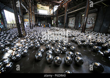 (180629) - NEW YORK, 29. Juni 2018 (Xinhua) - Foto am Juni 29, 2018 zeigt eine Vorschau der japanischen Künstlerin Yayoi Kusama's-spezifische Installation des Narziss Garten am Gateway National Recreation Area am Fort Tilden in New York, in den Vereinigten Staaten. Yayoi Kusama die Narzisse Garten, der von 1.500 gemacht wird gespiegelt Edelstahl Kugeln, werden öffentliche ab 1. Juli bei einem ehemaligen US-Army Base in New York öffnen. (Xinhua / Wang Ying) Stockfoto