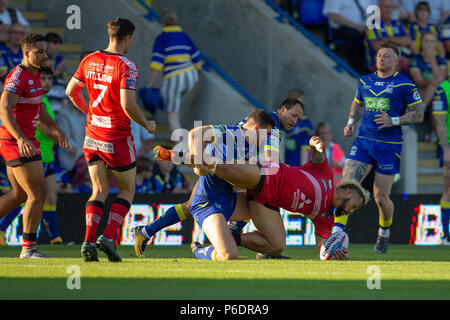 Halliwell Jones Stadium, Warrington, Großbritannien. 29 Juni, 2018. Betfred Super League Rugby, Warrington Wolves versus Salford Roten Teufel; Junior Sa'u von Salford der Roten Teufel in Angriff genommen wird: Aktion plus Sport/Alamy leben Nachrichten Stockfoto