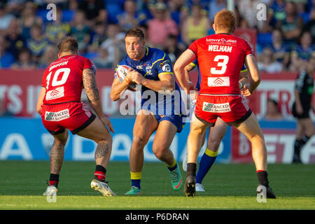 Halliwell Jones Stadium, Warrington, Großbritannien. 29 Juni, 2018. Betfred Super League Rugby, Warrington Wolves versus Salford Roten Teufel; Tom Lineham von Warrington Wölfe über von Josh Holz und Kris Welham von Salford Roten Teufel Credit: Aktion plus Sport/Alamy Leben Nachrichten angegangen werden Stockfoto