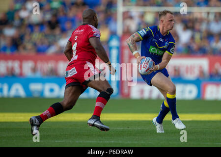 Halliwell Jones Stadium, Warrington, Großbritannien. 29 Juni, 2018. Betfred Super League Rugby, Warrington Wolves versus Salford Roten Teufel; Kevin Brown von Warrington Wolves passt den Ball Credit: Aktion plus Sport/Alamy leben Nachrichten Stockfoto