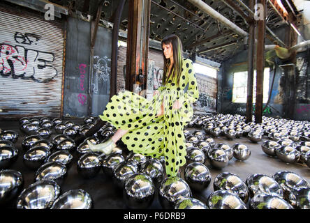 (180629) - NEW YORK, 29. Juni 2018 (Xinhua) - ein Media Arbeitnehmer besuche eine Vorschau der japanischen Künstlerin Yayoi Kusama's-spezifische Installation des Narziss Garten am Gateway National Recreation Area am Fort Tilden in New York, USA, 29. Juni 2018. Yayoi Kusama die Narzisse Garten, der von 1.500 gemacht wird gespiegelt Edelstahl Kugeln, werden öffentliche ab 1. Juli bei einem ehemaligen US-Army Base in New York öffnen. (Xinhua / Wang Ying) Stockfoto