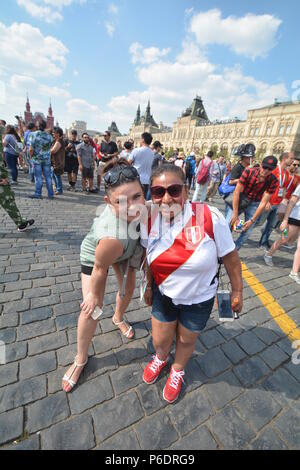 Moskau, Russland. 29 Juni, 2018. Fußball-WM in Moskau 2018. Die Hauptstadt Russlands ist Gastgeber der Fußball-Europameisterschaft. Fußball-Fans aus der ganzen Welt, die zur Meisterschaft in Moskau kommen jeden Tag versammeln sich für Unterhaltung auf dem Roten Platz, in denen eine Vielzahl von verschiedenen Fußball Vergnügungen organisiert sind. Credit: Pavel Kashaev/Alamy leben Nachrichten Stockfoto