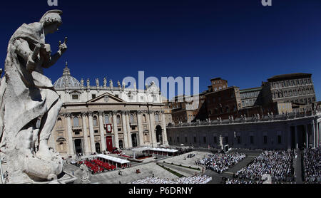 Vatikanstadt, 29. Juni 2018 - (Heiliger Stuhl) Papst Franziskus feiert Messe anlässlich des Festes der heiligen Peter und Paul auf dem Petersplatz im Vatikan Credit: Evandro Inetti/ZUMA Draht/Alamy leben Nachrichten Stockfoto