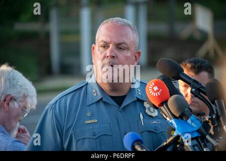 Anne Arundel County, Polizeichef William Krampf Updates die Medien auf der Crime Scene Investigation in 888 Bestgate Straße; Annapolis, Maryland, wo ein Shooter Brand in der Hauptstadt Zeitung Zeitung töten fünf Menschen verletzt geöffnet und viele andere am Donnerstag, 28. Juni 2018. Credit: Ron Sachs/CNP (Einschränkung: Keine New York oder New Jersey Zeitungen oder Zeitschriften innerhalb eines 75-Meilen-Radius von New York City) | Verwendung weltweit Stockfoto